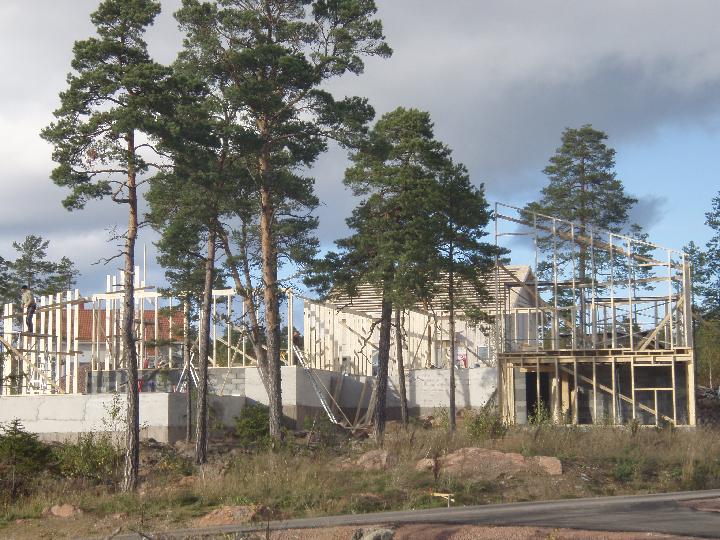 yttervaggsreglar borjat monteras tomt 1, 43119.JPG - Ytterväggsreglar börjat monteras.